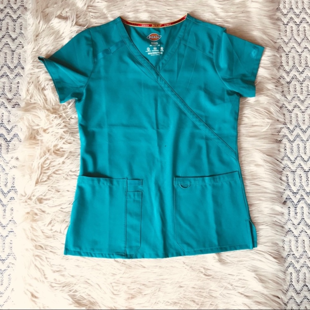 • Dickies Scrubs Top •